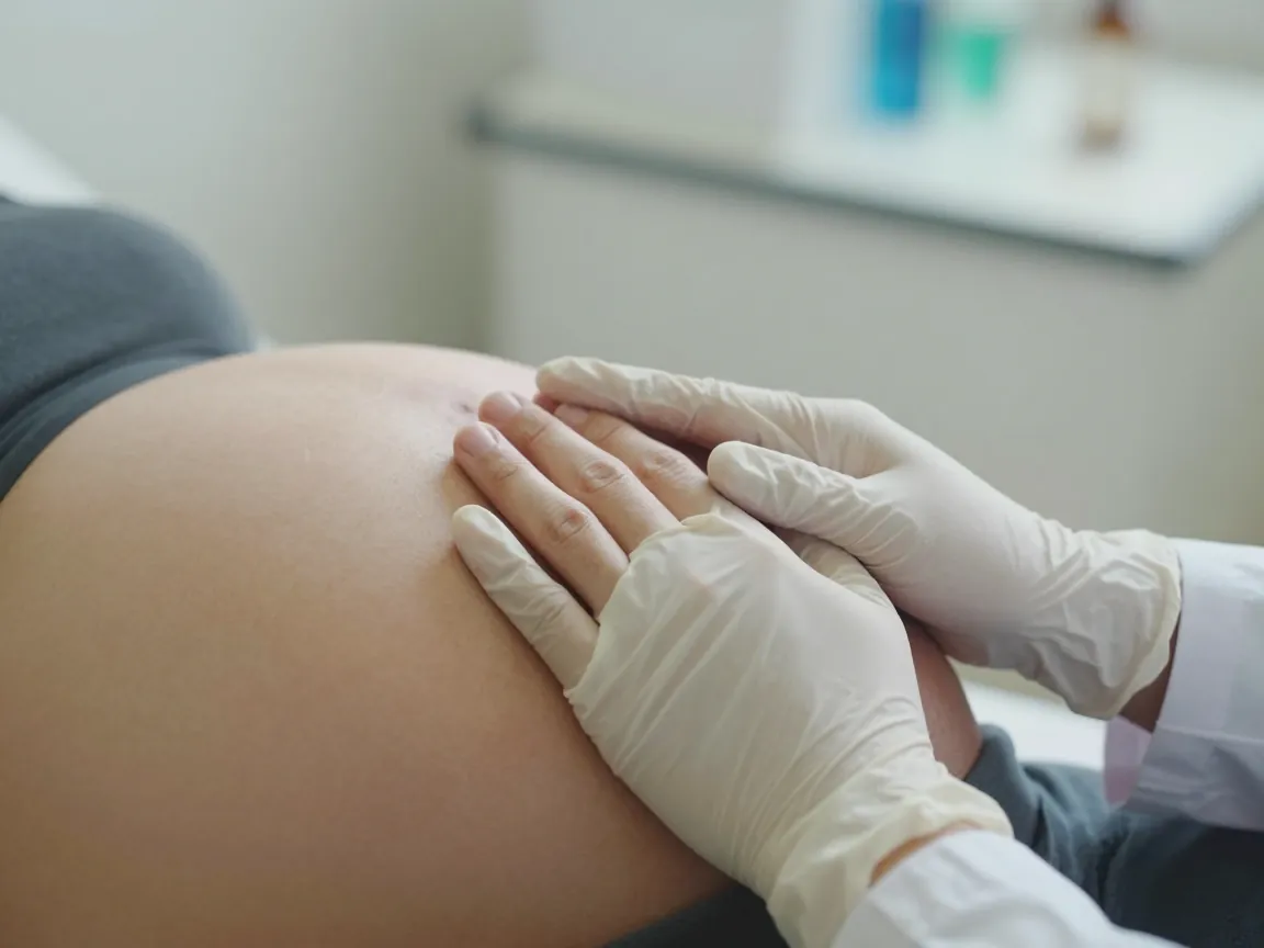 Tıbbi tarama sırasında güven ve bakım—doktor-hasta ilişkisinin inceliği.